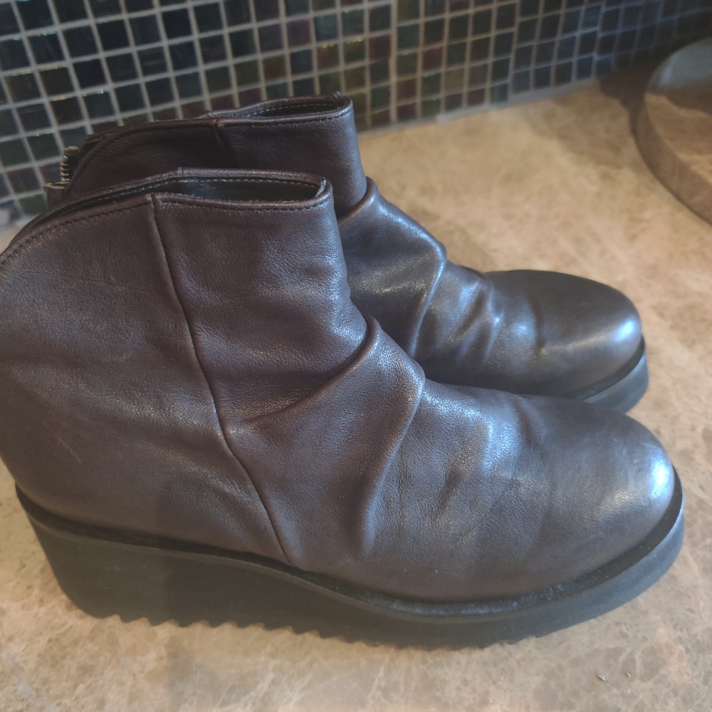 OPEN CLOSED (Women's US 10 / EU 41)